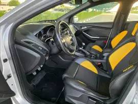 2014 Ford focus ST sporty Gcc specs manual transmission recaro seats 250 hp in excellent condition
