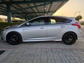 2014 Ford focus ST sporty Gcc specs manual transmission recaro seats 250 hp in excellent condition