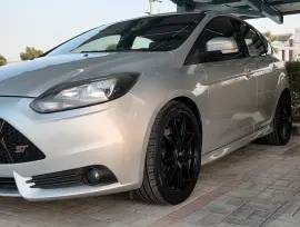 2014 Ford focus ST sporty Gcc specs manual transmission recaro seats 250 hp in excellent condition