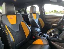 2014 Ford focus ST sporty Gcc specs manual transmission recaro seats 250 hp in excellent condition