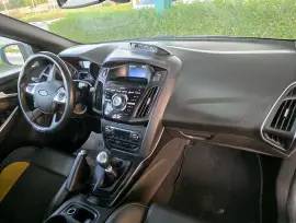 2014 Ford focus ST sporty Gcc specs manual transmission recaro seats 250 hp in excellent condition