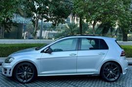 SLIVER VW GOLF R • GCC • SPORTY DESIGN • FULL OPTIONS • ACCIDENTS FREE